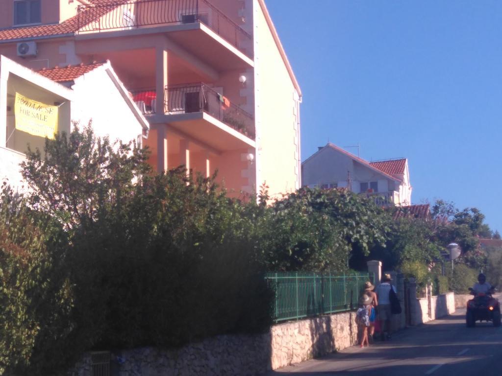 Rooms & Studio Villa Tatjana Supetar Exterior foto
